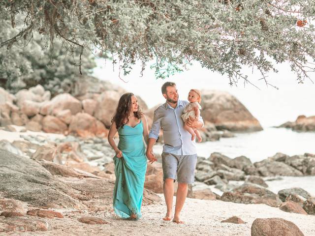 Família  de passeio na praia