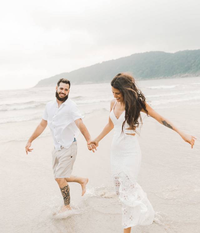 Ensaio pré wedding de Ensaio Save The Date na Praia Do Guaiuba, Guarujá – SP – Larissa e Rafael