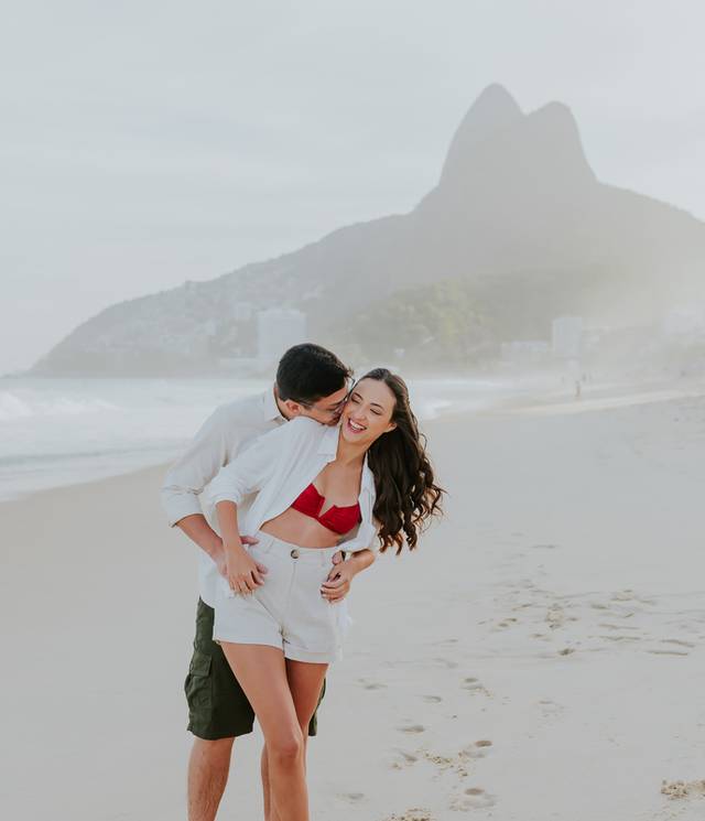 Casal de Ensaio de casal: Mahanna e João Pedro na Praia do Leblon