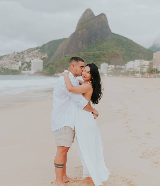 Casal de Ensaio de casal na Praia do Leblon - Nathália e João
