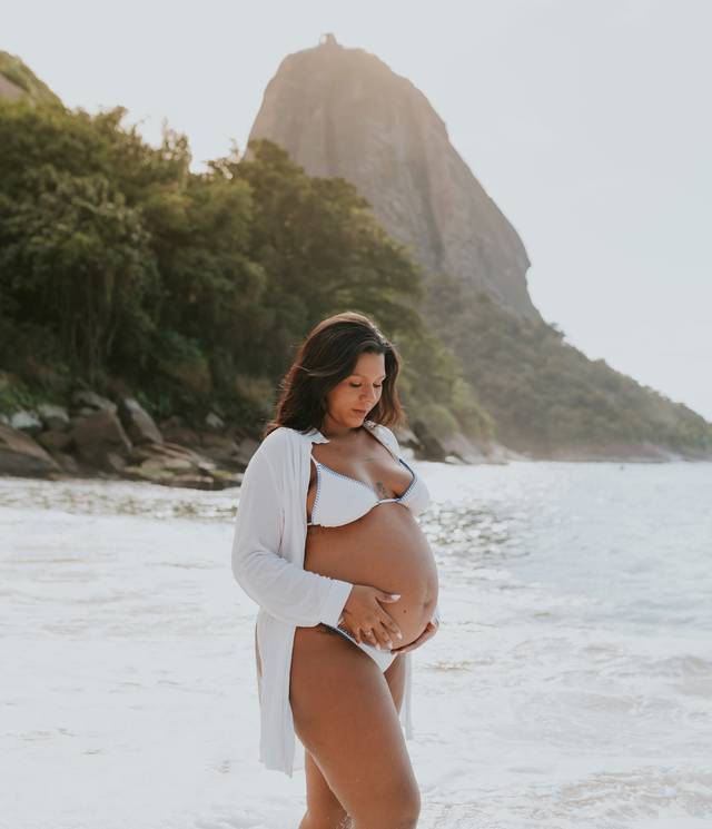 Família & Gestante de Ensaio de gestante na Praia Vermelha, RJ- A espera da Aurora