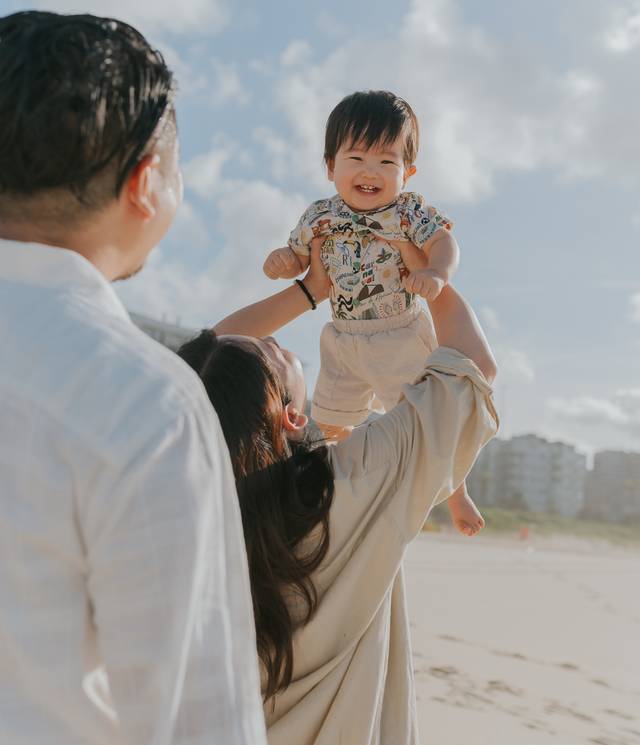 Família & Gestante de Ensaio de família- 1 ano do Mizuki na Praia da Barra, Rio de Janeiro