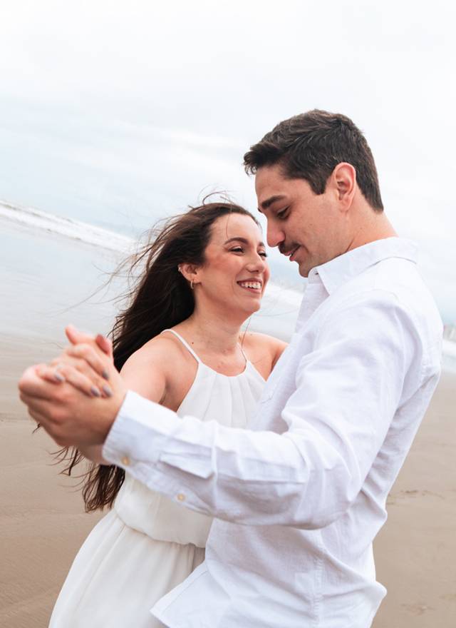 Ensaios de Ensaio Pré-Wedding na Praia do Canto do Forte – Carol & Cauê
