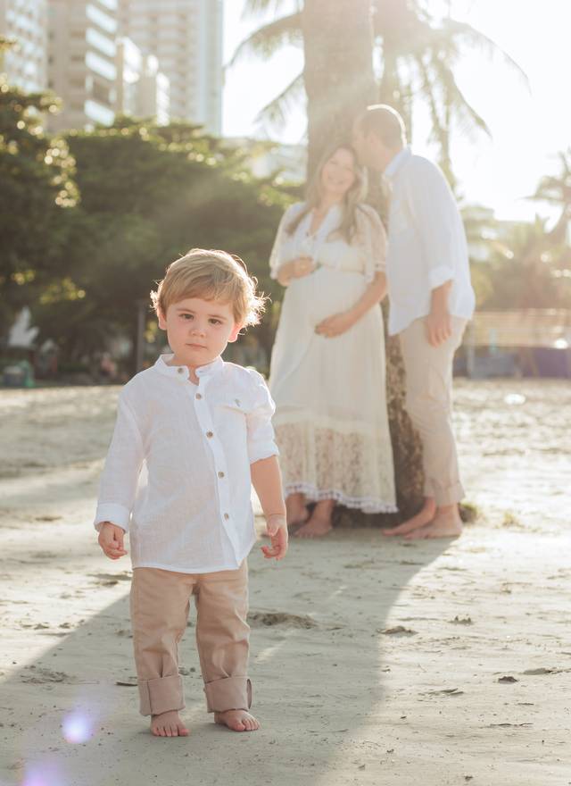 Gestantes de Ensaio Gestante e Família no nascer do sol na praia do Gonzaga em Santos/SP