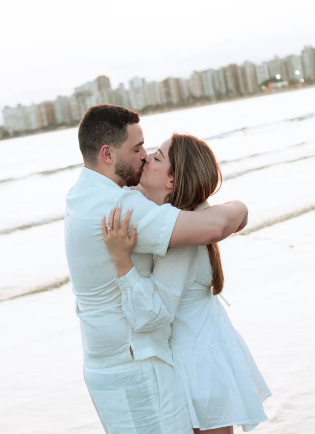 Ensaios de Pedido de casamento surpresa na praia em Santos | Fotografia espontânea no José Menino