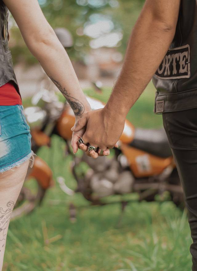 Ensaio de Casal de Ensaio com casal, moto e natureza