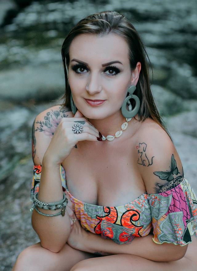 Feminino de Anna Thais 