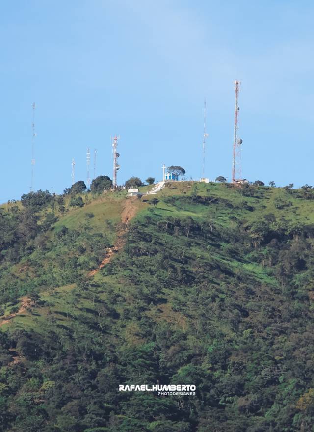 Serra do Estrondo Paraíso do Tocantins de Serra do Estrondo em Paraíso do Tocantins em 2011: Vista do Topo da Serra e da Capela