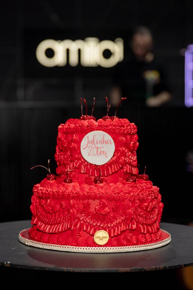 Outros de Julia - 20 anos  |  Prévia