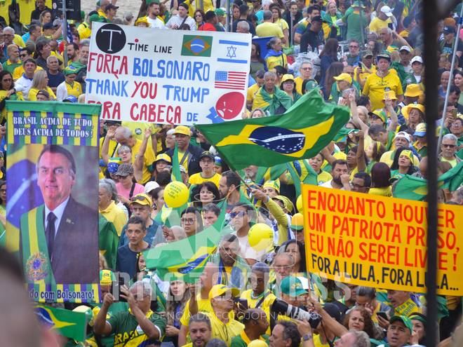 Manifestações de Reaja Brasil: Ato Pró-Anistia na praia de Copacabana