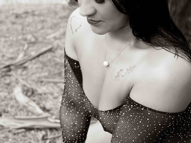 Ensaios Sensuais de Ensaio Sensual em Preto e Branco – Boudoir Feminino