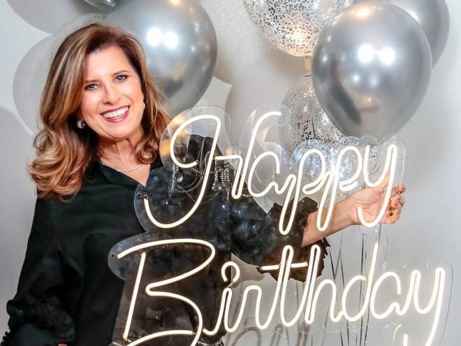 Ensaio de Débora Henriques: 59 Anos de Beleza, Luz e Alegria em Cada Clique