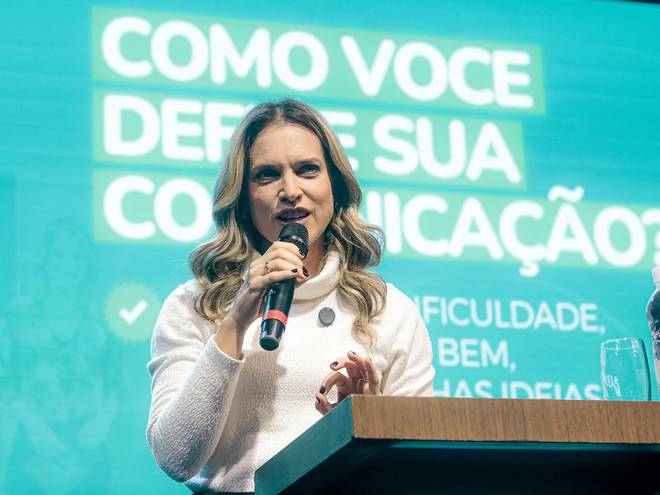 Corporativo de Palestra “Como Você Define Sua Comunicação?” com Roberta Lemos — Registros no C2B Paz Church, São Vicente