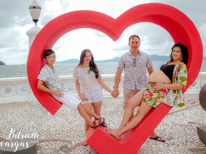 Gestante de Karla e família