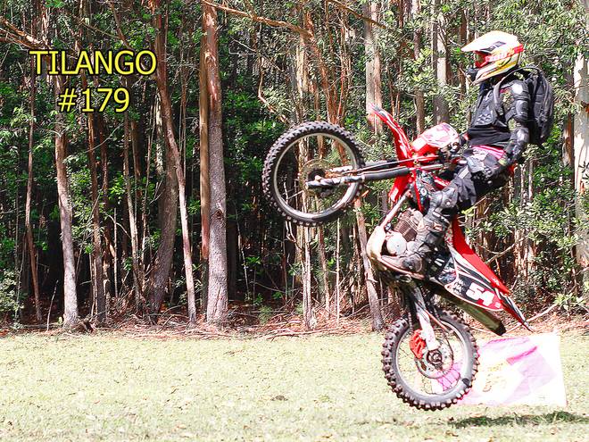 Fotografia Esportiva de PILOTOS NO SALTO DA RAMPA