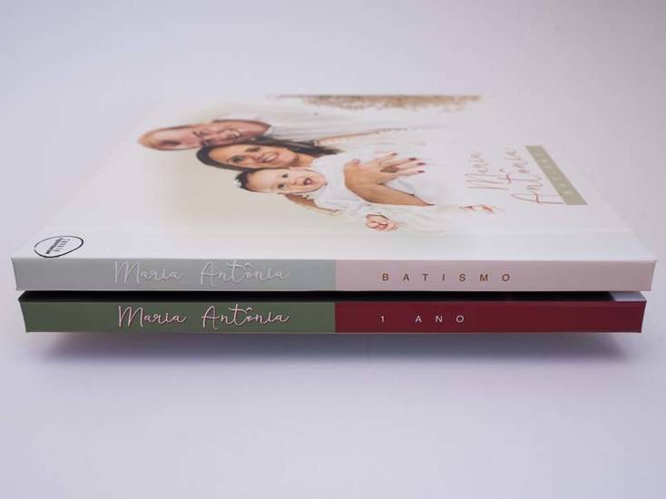 álbum infantil de Maria Antônia em 2 momentos - Álbum de Batizado e Álbum de 1 ano