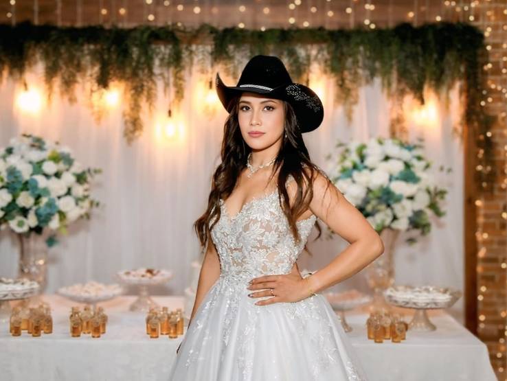 Noivas e sua Essência de Uma noiva não precisa ser perfeita para ser inesquecível. Ela só precisa ser ela mesma.