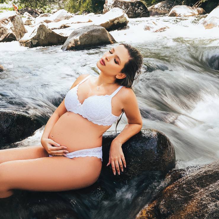 Gestante de Emanuelle Viana -  Ensaio na cachoeira 