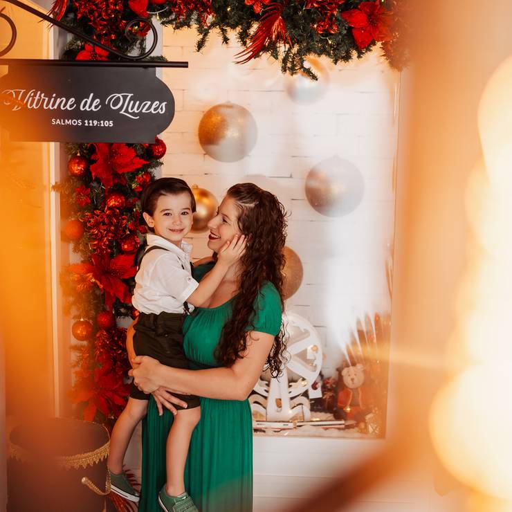 Famílias de Theo e Valquíria - Vitrines de Luzes