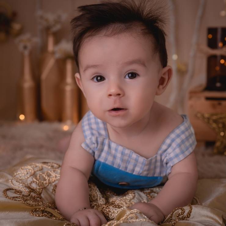 Crianças de João 4 meses - illuminated new year 2019