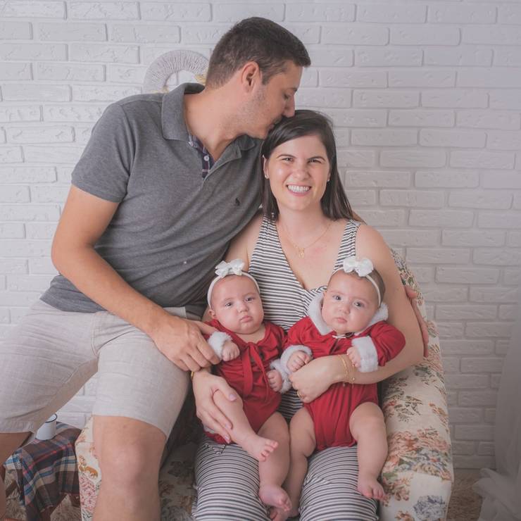 Crianças de Linda e Bela 4 meses