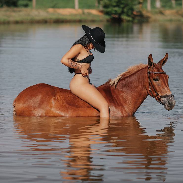 Feminino de Maíra Carvalho