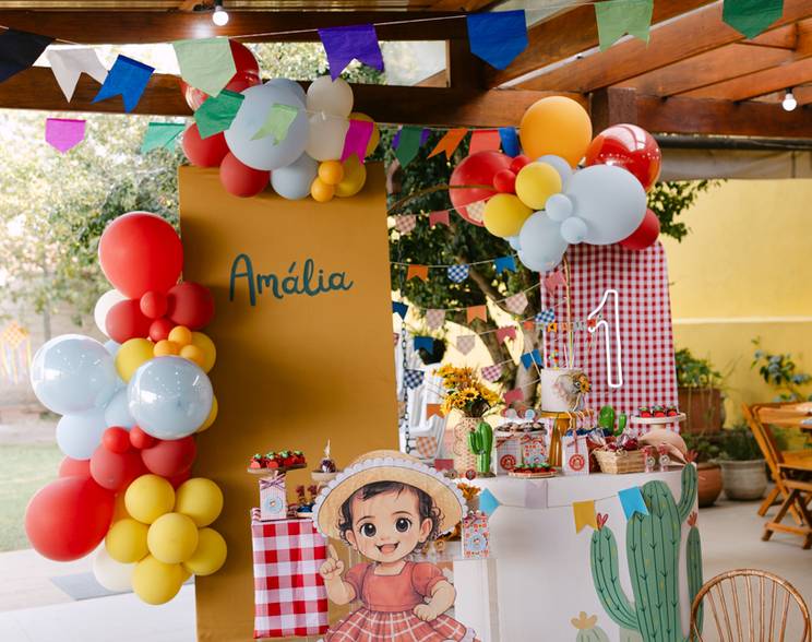 fotografia de aniversário infantil  de Aniversário de 1 Ano da Amália | Festa Junina no Quintal Pitangueiras em Mogi das Cruzes