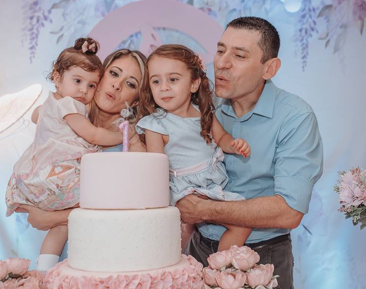 Aniversário de Camille faz 1! Uma festa cheia de encanto, fada, flores e brincadeira