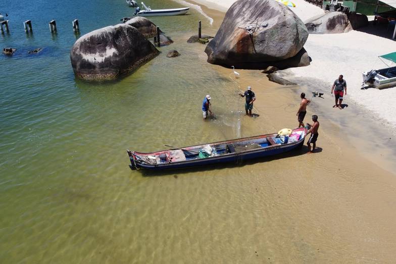 DOCUMENTÁRIOS NA COSTA VERDE de Construção de Canos em Troncos de Árvores