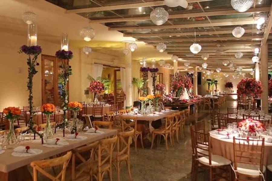 Vídeos de Rio Cricket - Flores laranja, roxa, rosa e móveis em madeira rústica