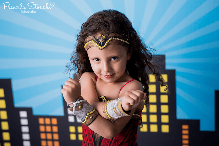 Infantil de Ensaio Fotográfico - Lívia 4 anos - Mulher Maravilha - Estúdio