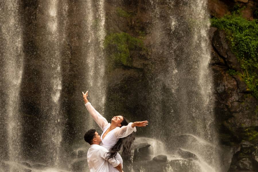 Alex Pedroso  de Alice e Elizeu - Entre risos, água e amor — um ensaio leve na Cachoeira Grande de Lagoinha