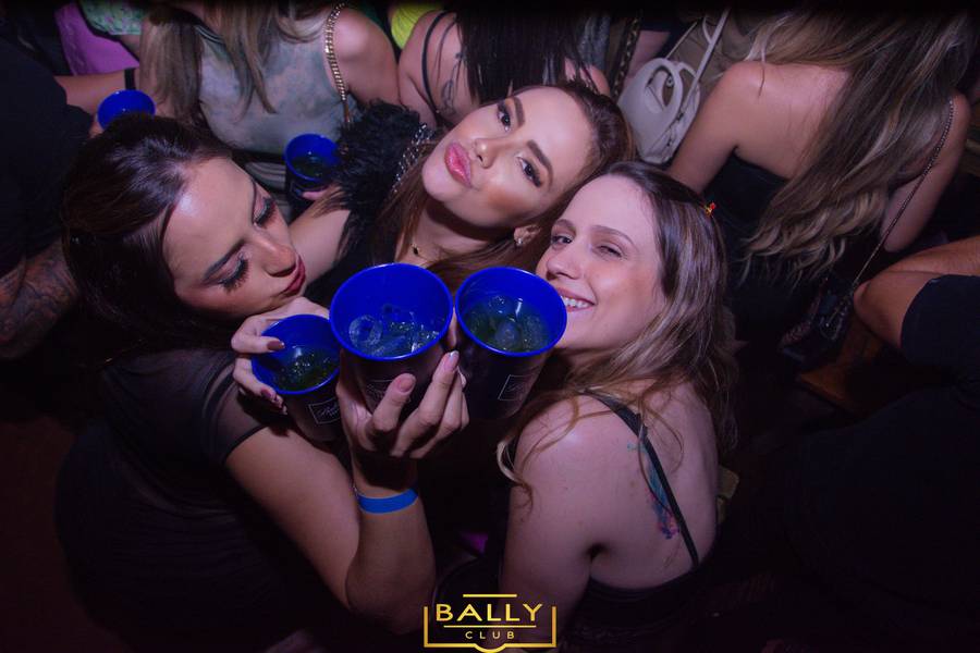 BALLY HOUSE  de VIOLADA DOS AMIGOS 