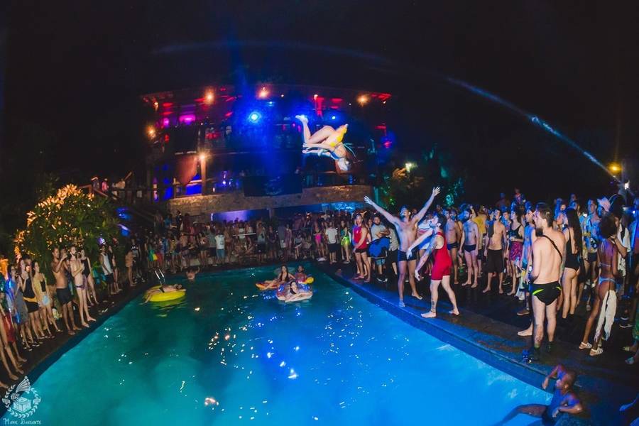 evento de Manie e o Mergulho Dansante na Piscina