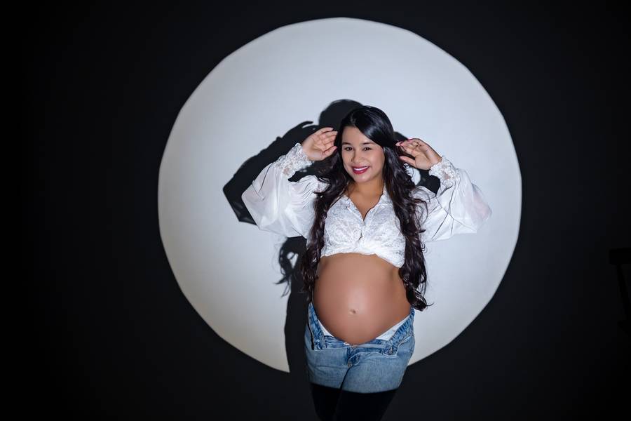 Gestante de Ensaio  estilo Minimalista em fundos neutros 