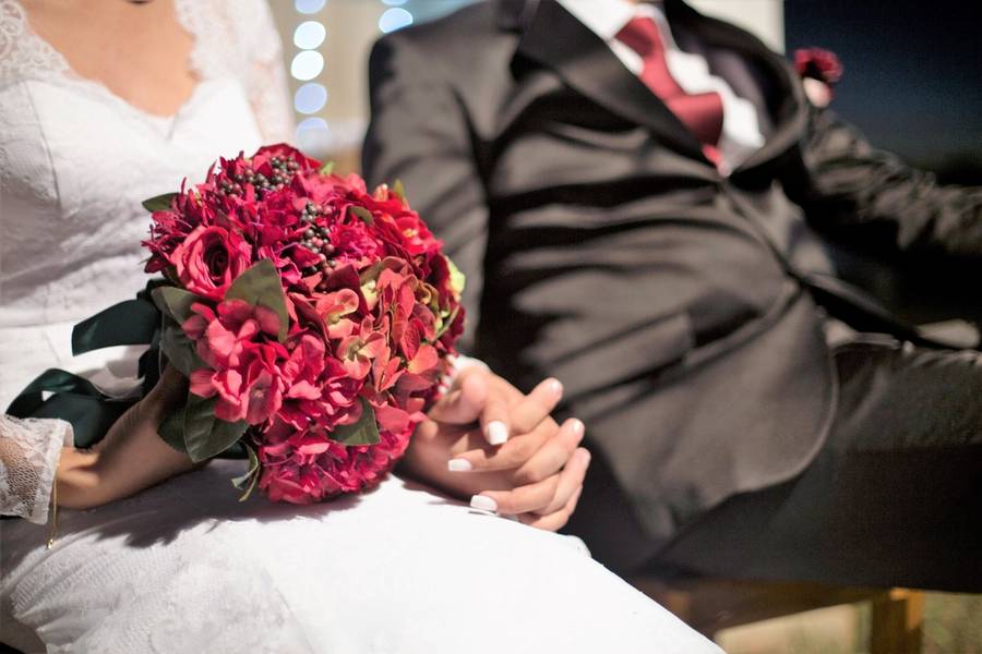 Buquês de Buque de Rosas, Lírios e Peônias Marsala