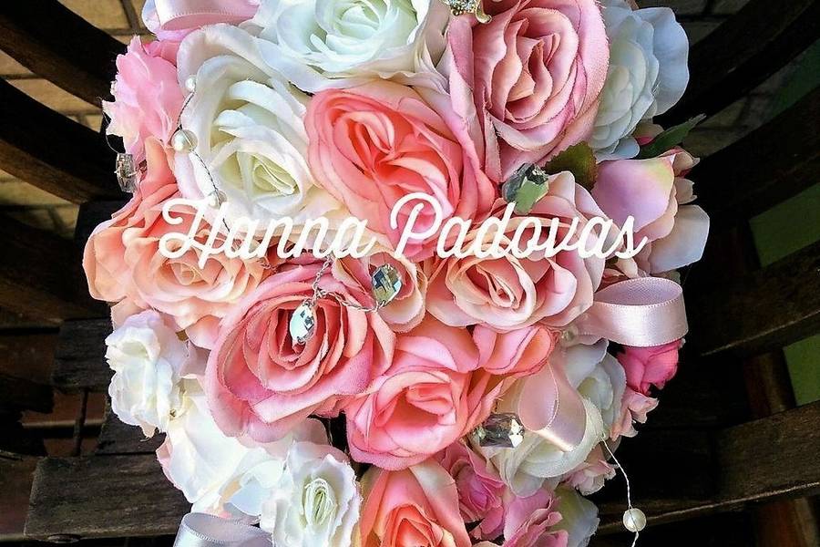 Buquês de Buque Cascata mini de Rosas e Broches