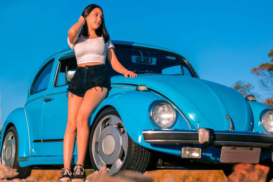 Retratos femininos de Fotografia Vintage em Campo Limpo Paulista: Ensaio com Fusca Azul