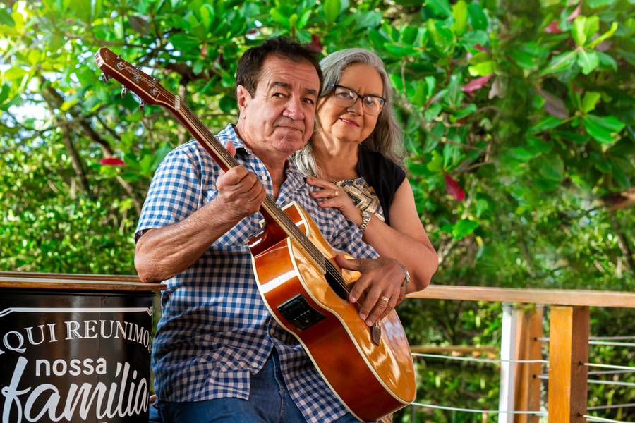 Casal de Ensaio Pré-Bodas de Ouro: Amor e Música em Campo Limpo Paulista