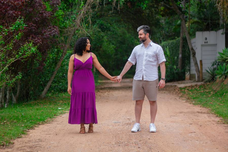 Casal de Ensaio de casal em um lindo pôr do sol