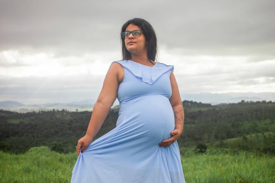 Gestante de Ensaio de Gestante: Beleza Sob o Céu Nublado