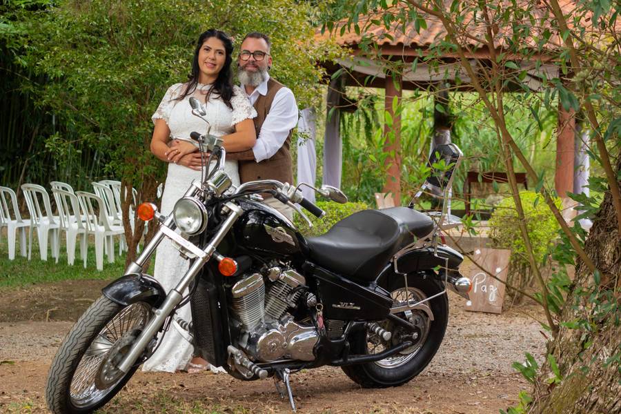 Casal de Casamento Civil de Amanda e Fabrício, Cerimônia Intimista e Ensaio de Noivos na Vinícola Santa Bruna