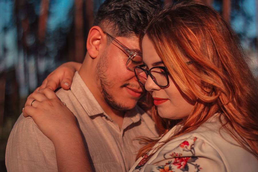 Casal de Descobrindo a Beleza Natural de Campo Limpo Paulista: Ensaio ao Pôr do Sol