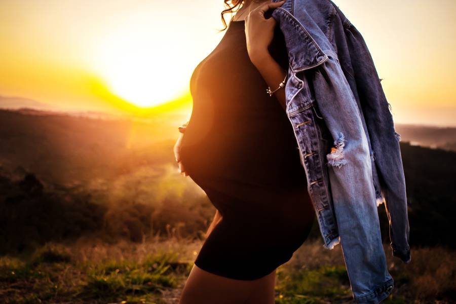 Gestante de Pôr do Sol Encantador: Ensaio de gestante