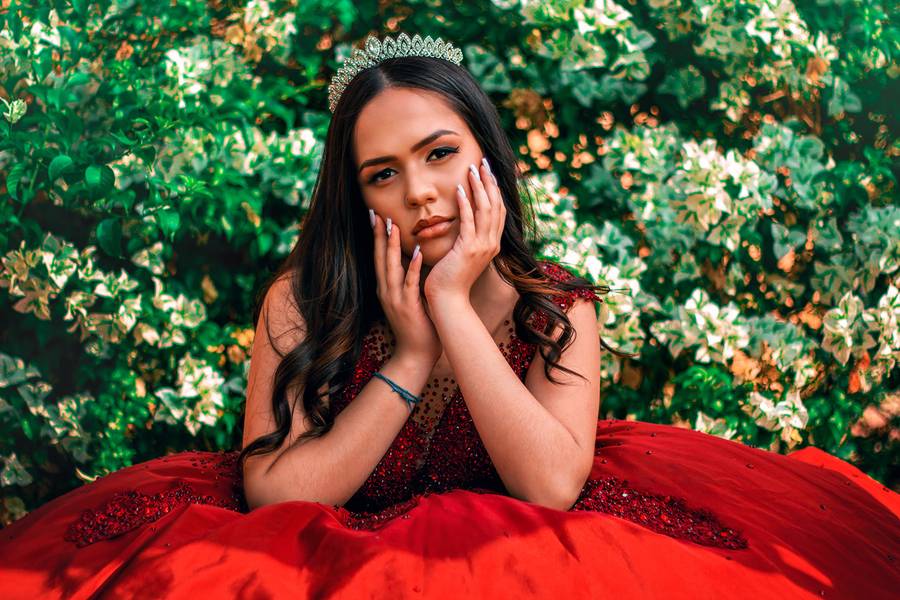 Ensaio de 15 anos de Ensaio de 15 Anos da Yasmin no Expressa: Elegância entre Flores e Urbanidade