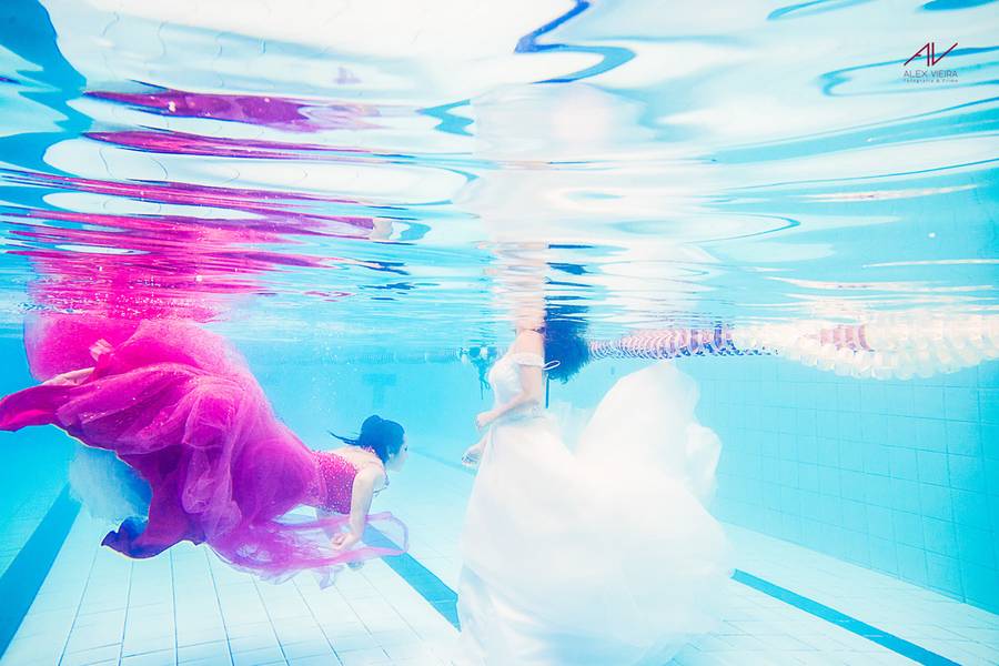 Ensaios Fotográficos de Ensaio Editorial Aquático para Vestidos Enne Rigor