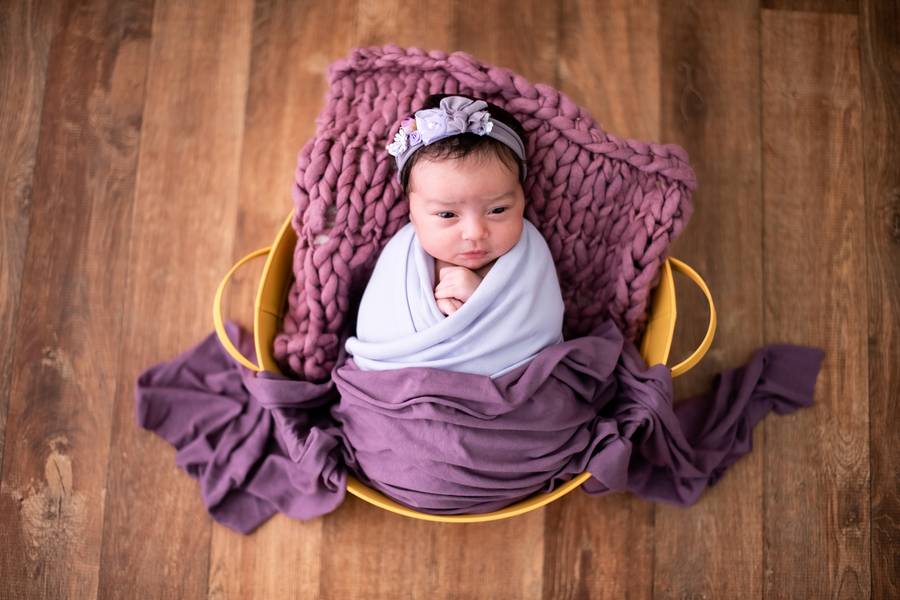 Newborn de Newborn Cenário Tina Amarela Com Wrap