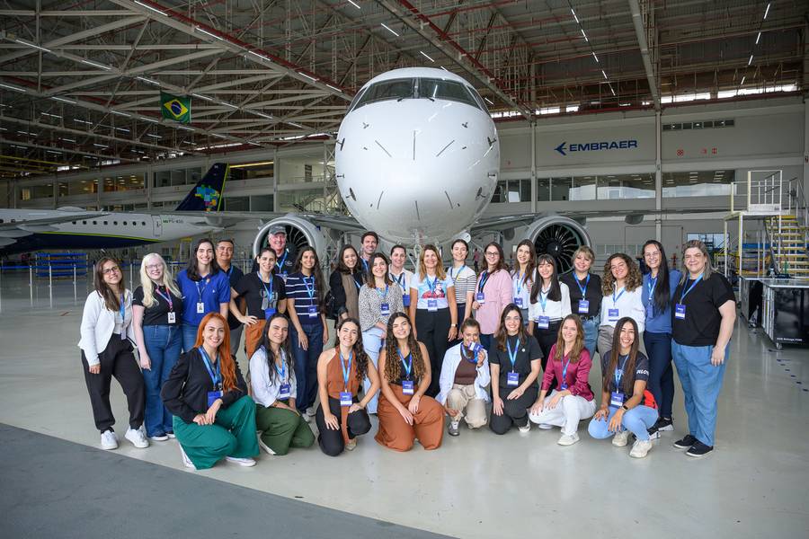 Fotografia Corporativa de Visita das Associação das Mulheres Aviadoras à Embraer