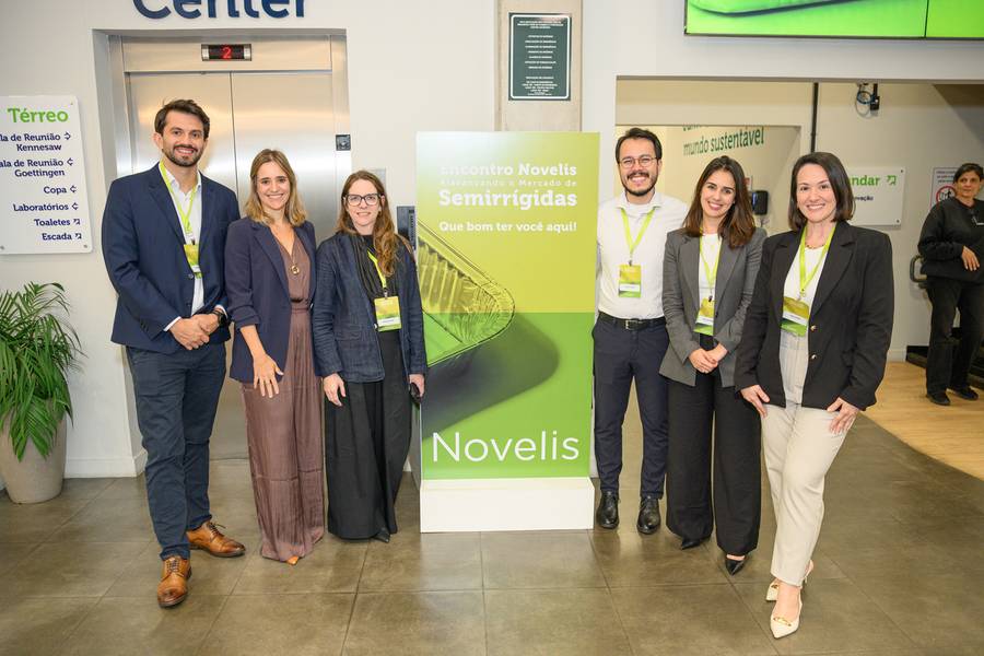 Fotografia Corporativa de Novelis - Alavancando o Mercado de Semirrígidas