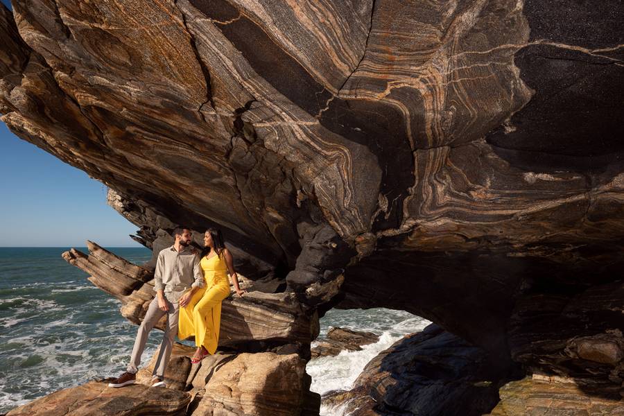 Pré Wedding de  Ensaio de Noivos - Gessica & Cristhian / Praia - Gruta da Sacristia - Jaconé - Maricá